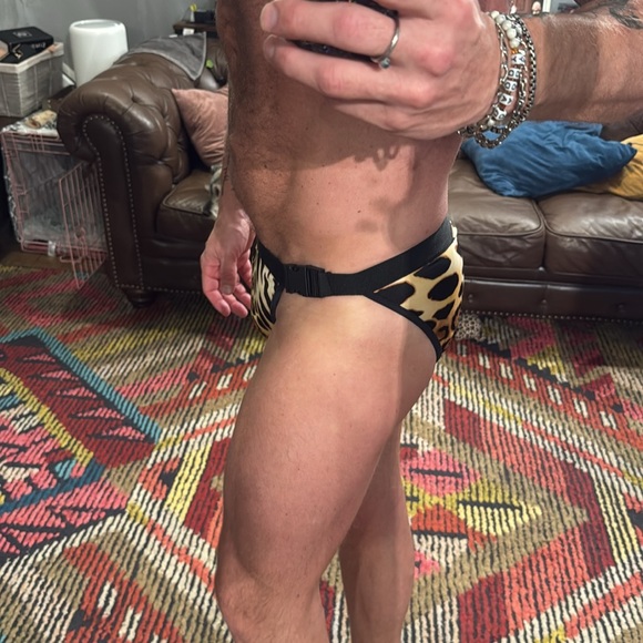 No apparel men’s animal print cheetah leopard asymmetrical buckle speedo - Picture 3 of 10